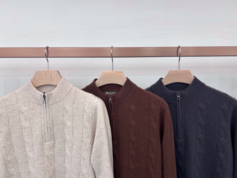 Loro Piana 诺悠翩雅lP🆕 秋冬新品男士半拉链立领毛衣，面料100%羊毛 材质，定制配件，简约