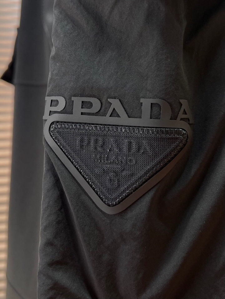 Prada 普拉达2025秋冬新款休闲裤！官网同步发售。品牌经典LOGO休闲裤 ，定制面料，舒适度极好，