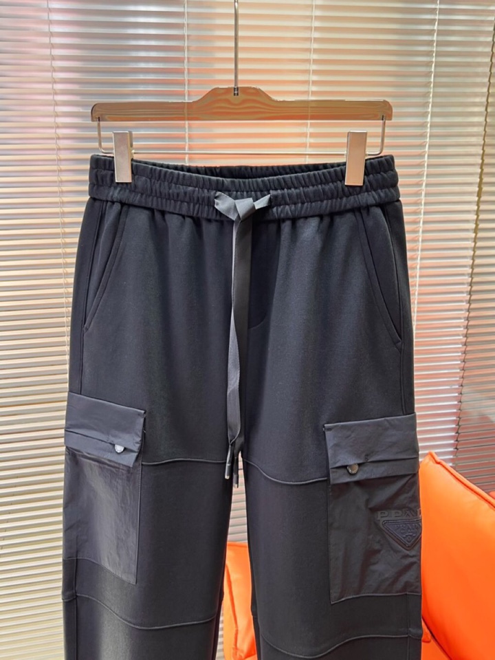 Prada 普拉达2025秋冬新款休闲裤！官网同步发售。品牌经典LOGO休闲裤 ，定制面料，舒适度极好，