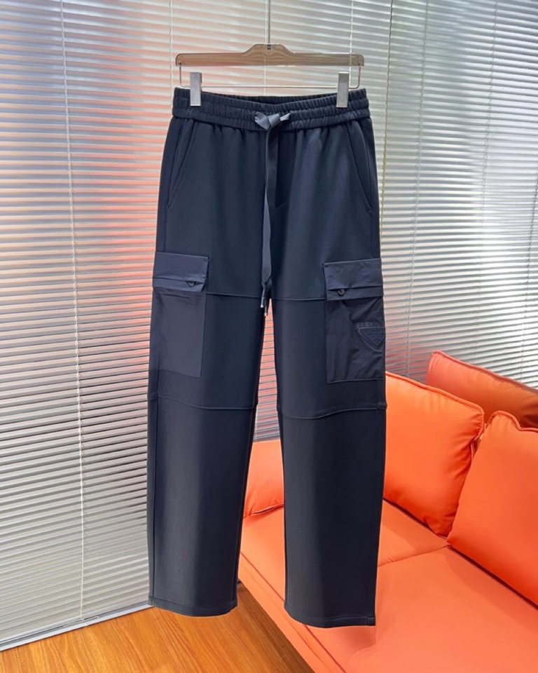Prada 普拉达2025秋冬新款休闲裤！官网同步发售。品牌经典LOGO休闲裤 ，定制面料，舒适度极好，