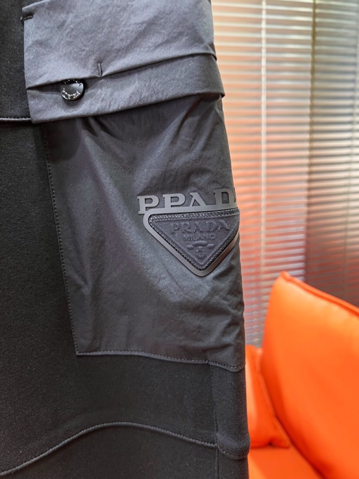 Prada 普拉达2025秋冬新款休闲裤！官网同步发售。品牌经典LOGO休闲裤 ，定制面料，舒适度极好，