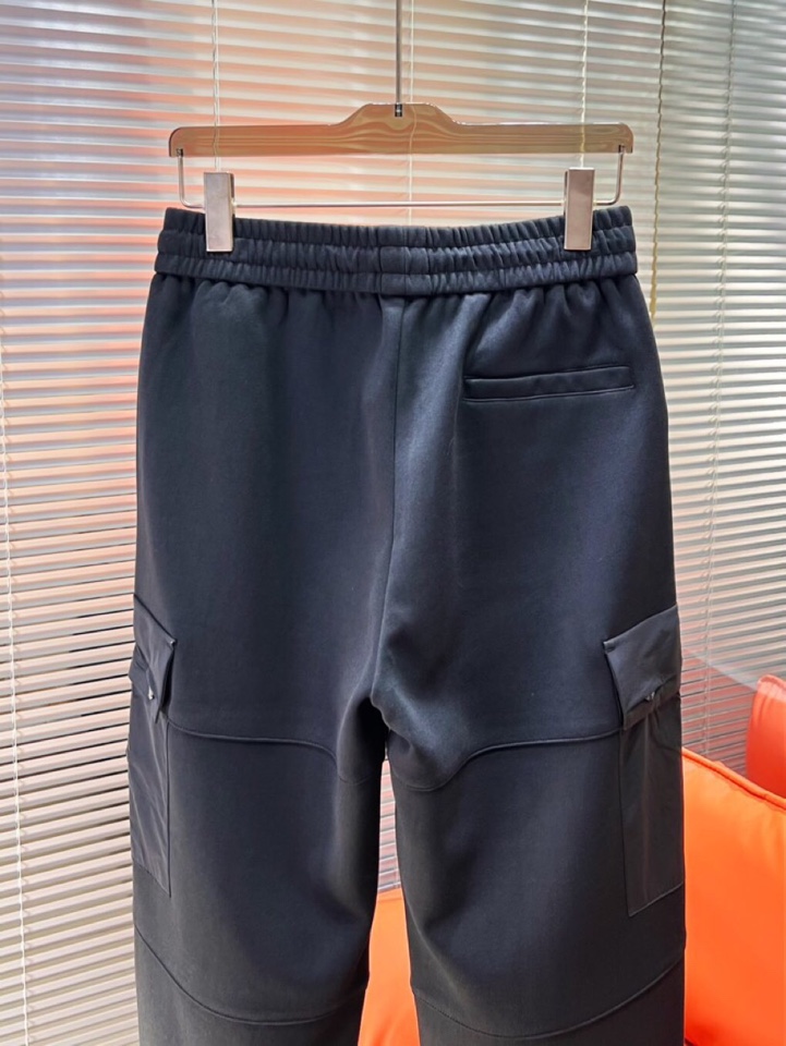 Prada 普拉达2025秋冬新款休闲裤！官网同步发售。品牌经典LOGO休闲裤 ，定制面料，舒适度极好，