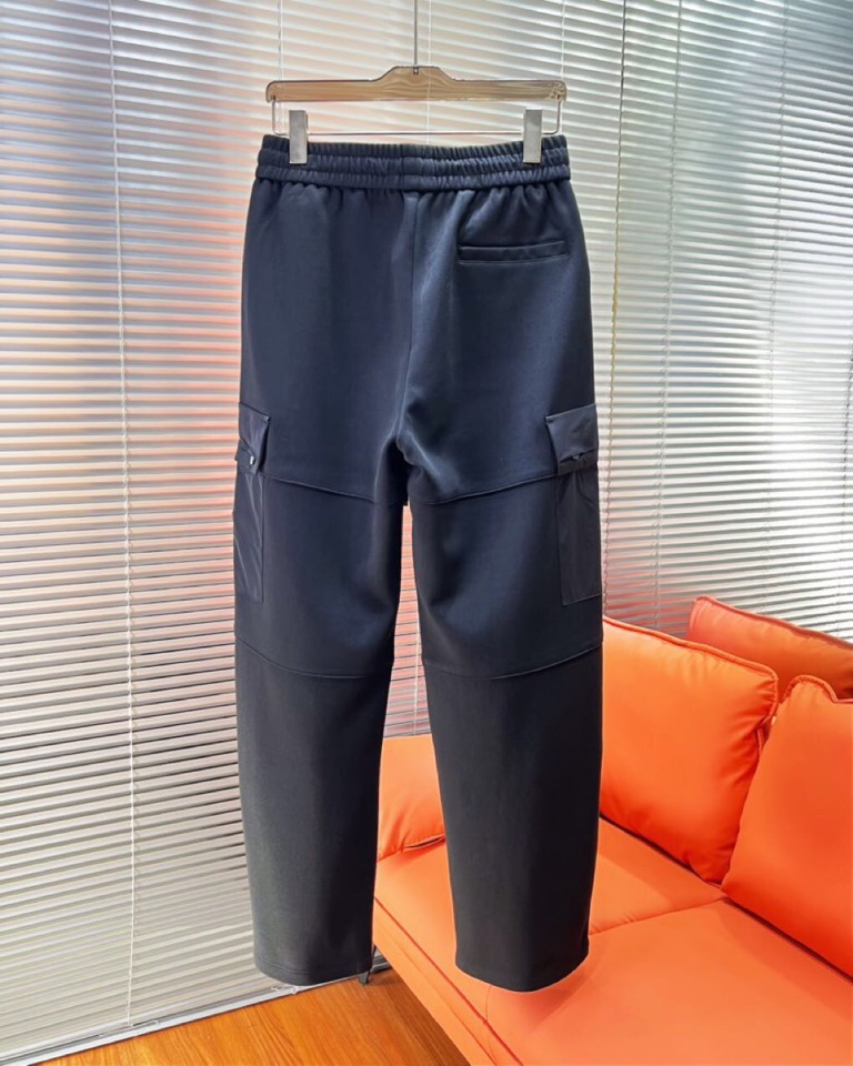 Prada 普拉达2025秋冬新款休闲裤！官网同步发售。品牌经典LOGO休闲裤 ，定制面料，舒适度极好，