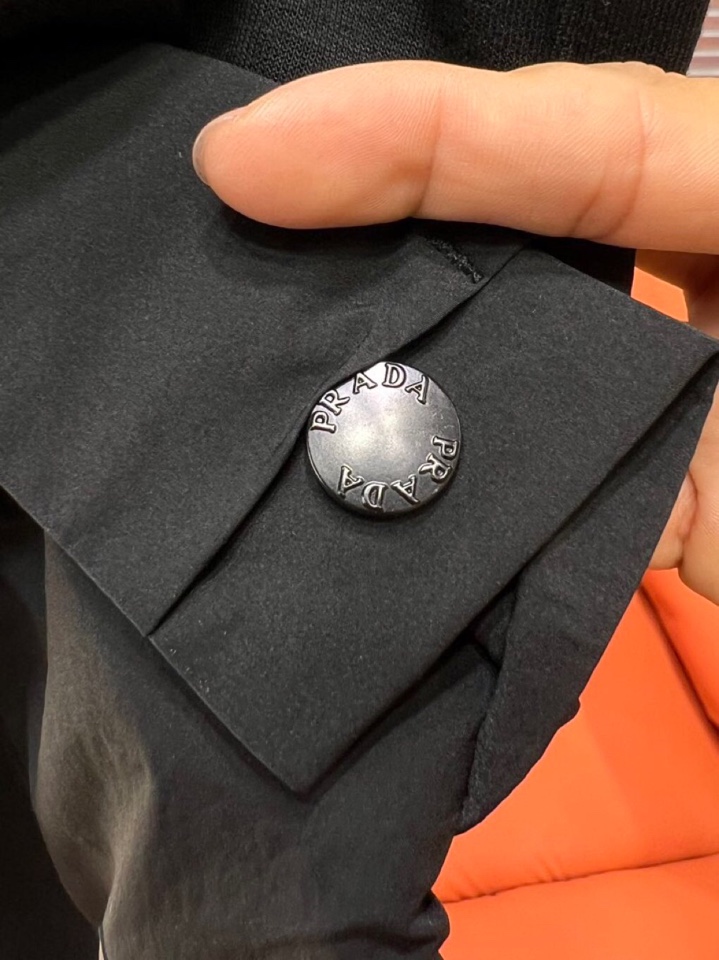 Prada 普拉达2025秋冬新款休闲裤！官网同步发售。品牌经典LOGO休闲裤 ，定制面料，舒适度极好，