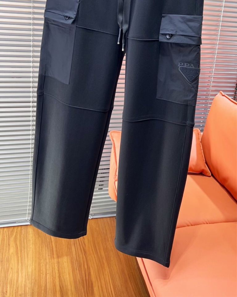 Prada 普拉达2025秋冬新款休闲裤！官网同步发售。品牌经典LOGO休闲裤 ，定制面料，舒适度极好，