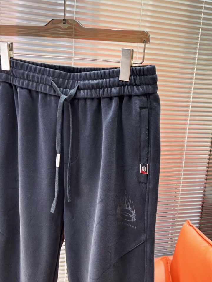 BALENCIAGA 巴黎世家2025秋冬新款休闲裤！官网同步发售。品牌经典LOGO休闲裤 ，定制面料，