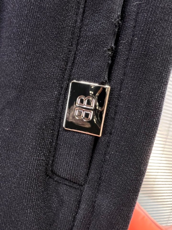 BALENCIAGA 巴黎世家2025秋冬新款休闲裤！官网同步发售。品牌经典LOGO休闲裤 ，定制面料，