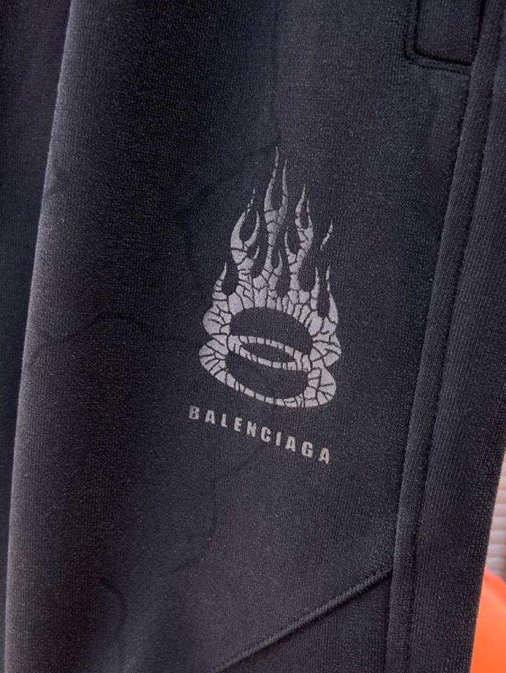BALENCIAGA 巴黎世家2025秋冬新款休闲裤！官网同步发售。品牌经典LOGO休闲裤 ，定制面料，