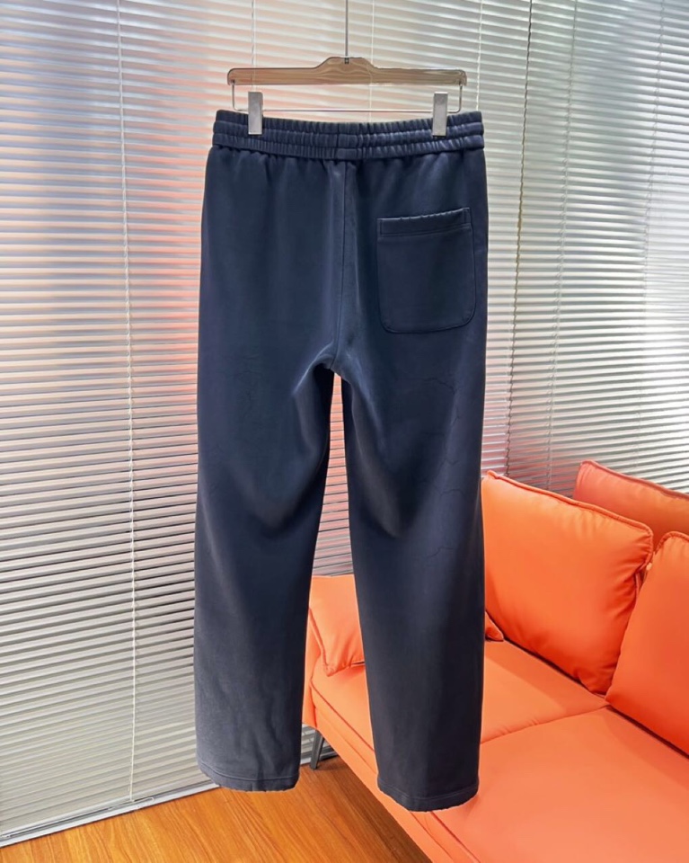 BALENCIAGA 巴黎世家2025秋冬新款休闲裤！官网同步发售。品牌经典LOGO休闲裤 ，定制面料，