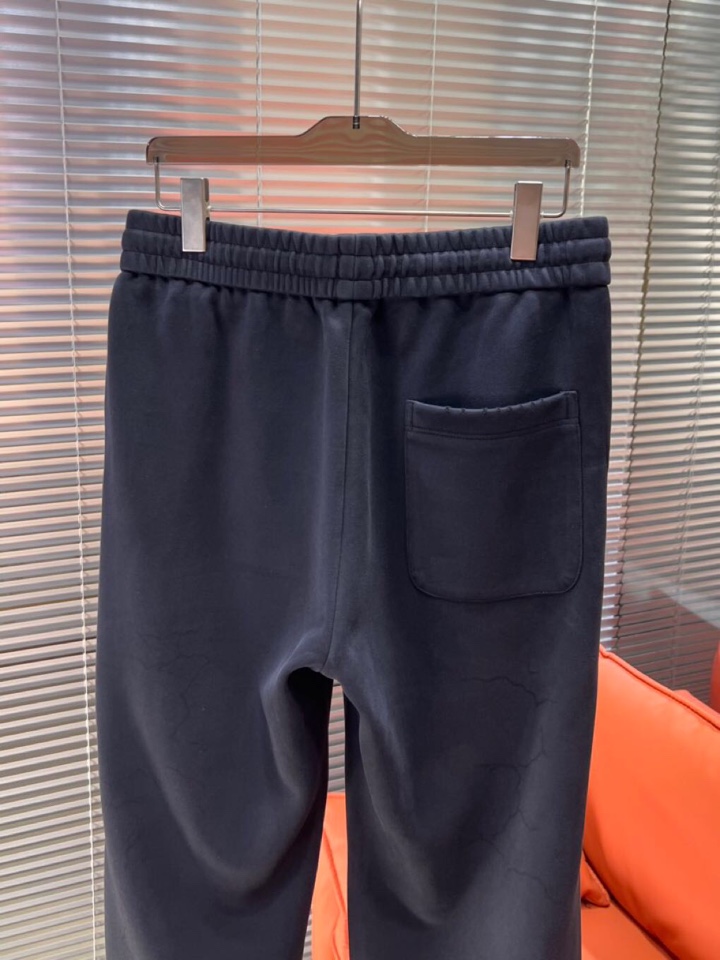 BALENCIAGA 巴黎世家2025秋冬新款休闲裤！官网同步发售。品牌经典LOGO休闲裤 ，定制面料，