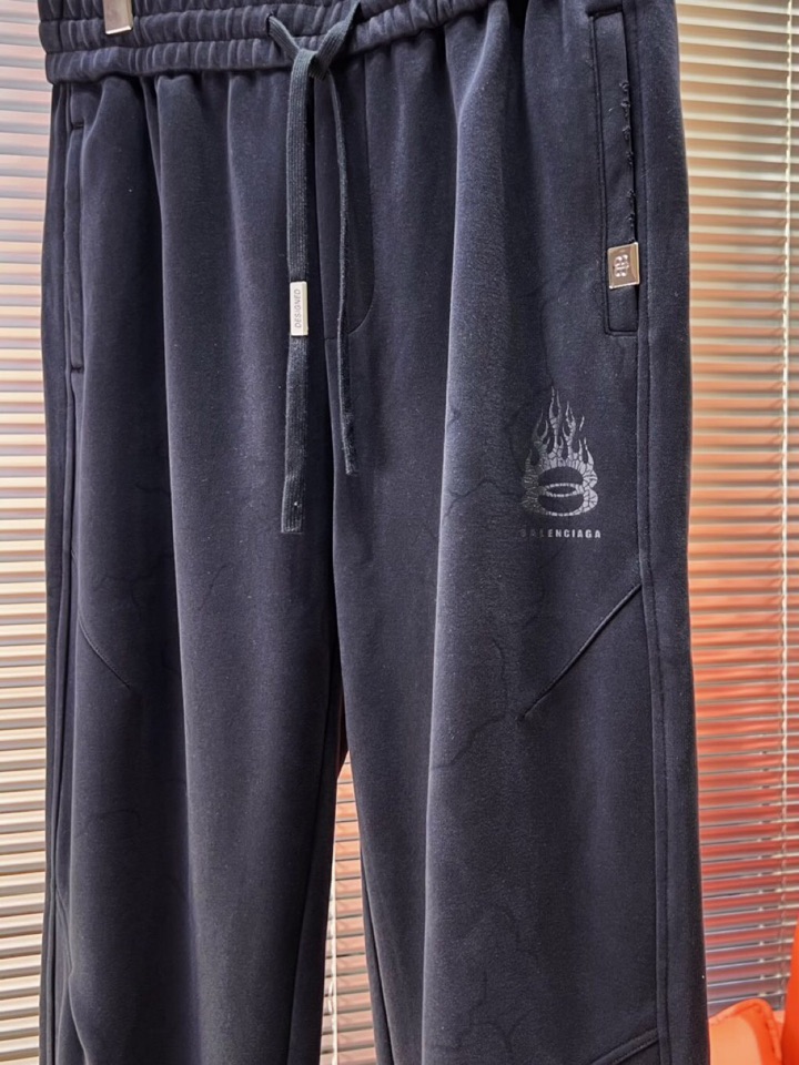 BALENCIAGA 巴黎世家2025秋冬新款休闲裤！官网同步发售。品牌经典LOGO休闲裤 ，定制面料，