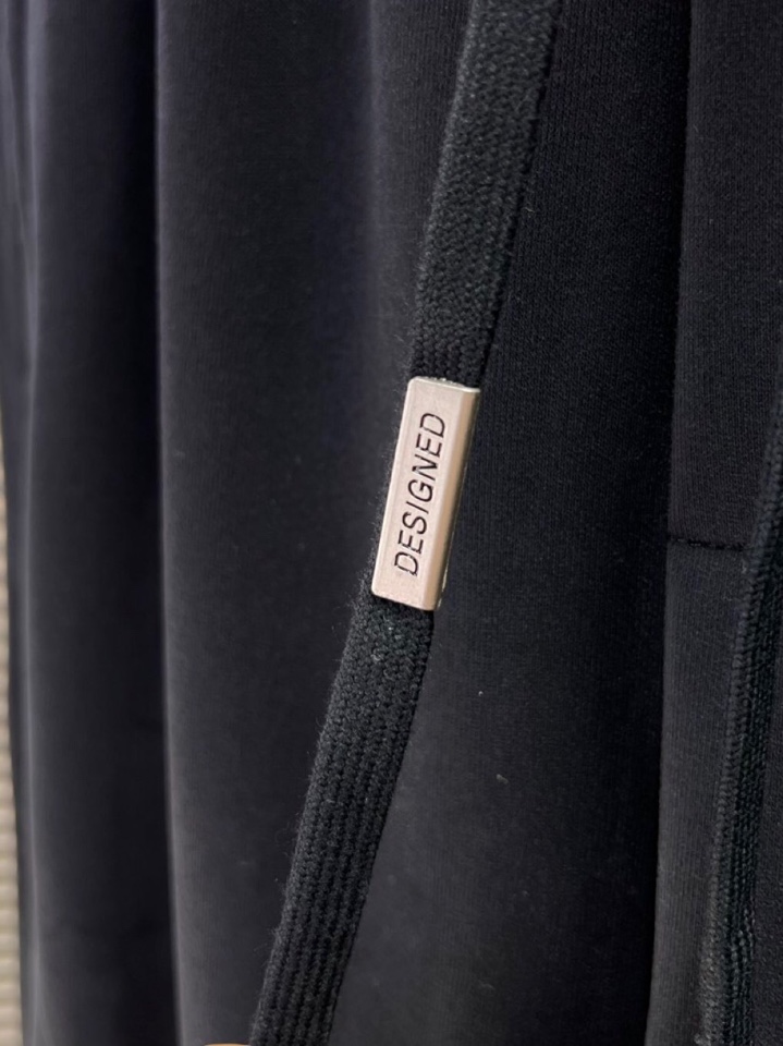 BALENCIAGA 巴黎世家2025秋冬新款休闲裤！官网同步发售。品牌经典LOGO休闲裤 ，定制面料，