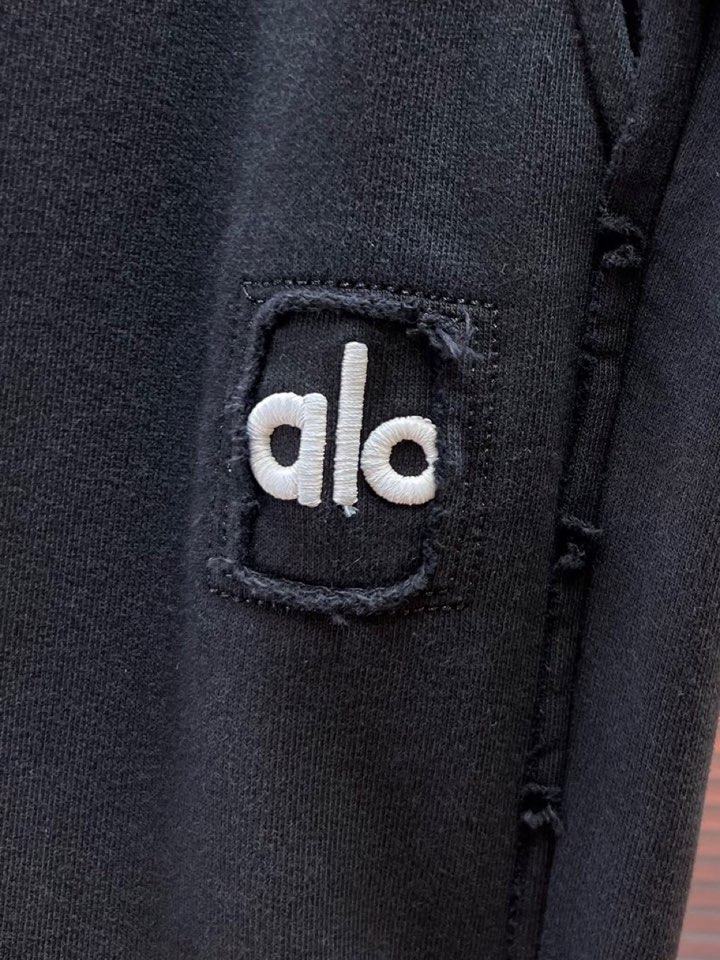 alo 2025秋冬新款休闲裤！官网同步发售。品牌经典LOGO休闲裤 ，定制面料，舒适度极好，手触感强烈