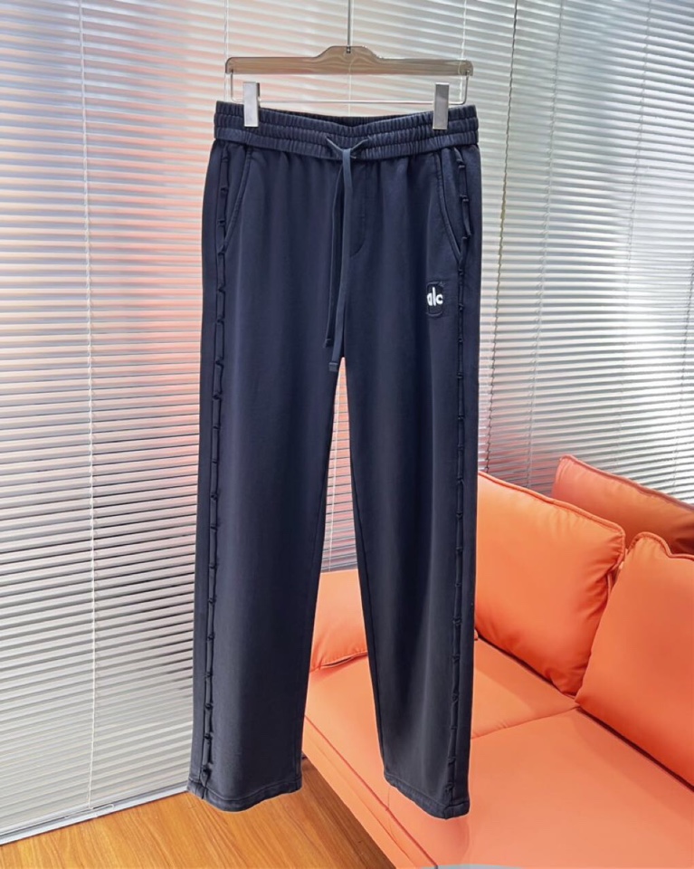 alo 2025秋冬新款休闲裤！官网同步发售。品牌经典LOGO休闲裤 ，定制面料，舒适度极好，手触感强烈