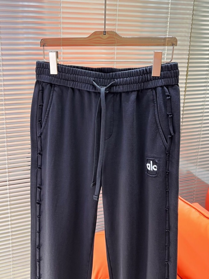 alo 2025秋冬新款休闲裤！官网同步发售。品牌经典LOGO休闲裤 ，定制面料，舒适度极好，手触感强烈