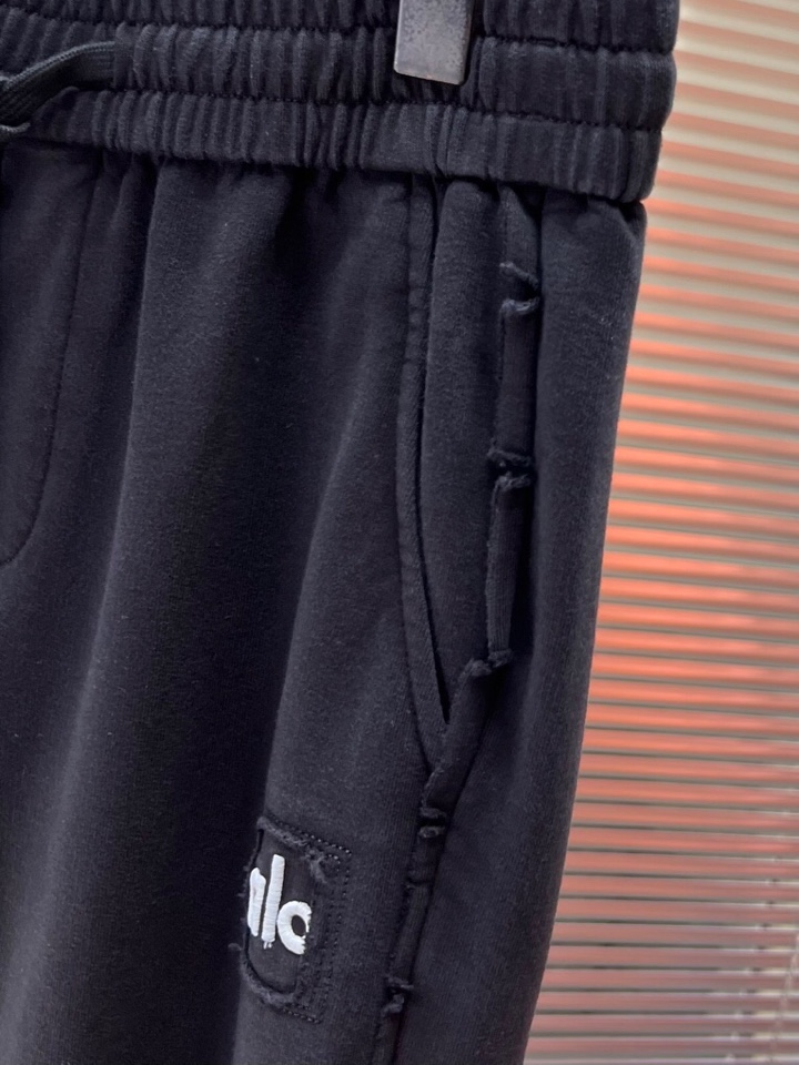 alo 2025秋冬新款休闲裤！官网同步发售。品牌经典LOGO休闲裤 ，定制面料，舒适度极好，手触感强烈