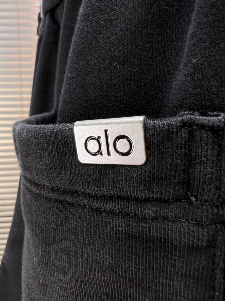 alo 2025秋冬新款休闲裤！官网同步发售。品牌经典LOGO休闲裤 ，定制面料，舒适度极好，手触感强烈