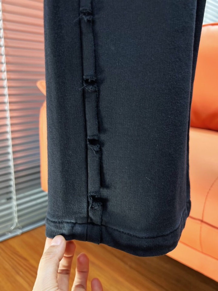 alo 2025秋冬新款休闲裤！官网同步发售。品牌经典LOGO休闲裤 ，定制面料，舒适度极好，手触感强烈