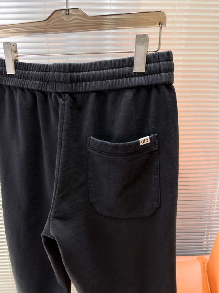 alo 2025秋冬新款休闲裤！官网同步发售。品牌经典LOGO休闲裤 ，定制面料，舒适度极好，手触感强烈