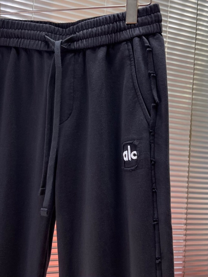 alo 2025秋冬新款休闲裤！官网同步发售。品牌经典LOGO休闲裤 ，定制面料，舒适度极好，手触感强烈