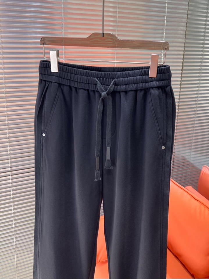 BALENCIAGA 巴黎世家2025秋冬新款休闲裤！官网同步发售。品牌经典LOGO休闲裤 ，定制面料，