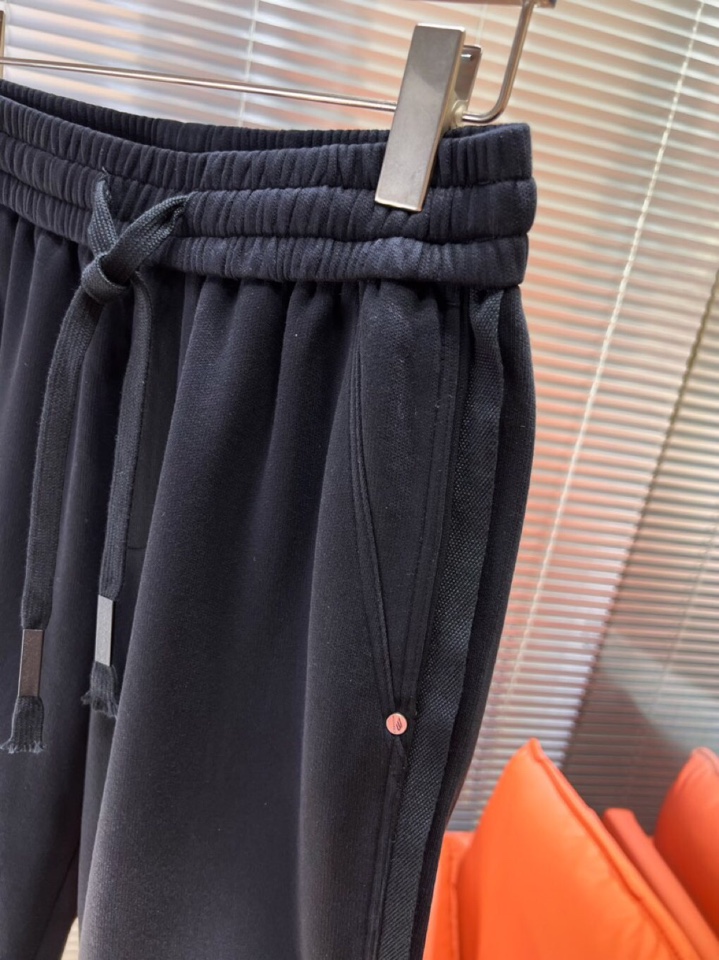 BALENCIAGA 巴黎世家2025秋冬新款休闲裤！官网同步发售。品牌经典LOGO休闲裤 ，定制面料，