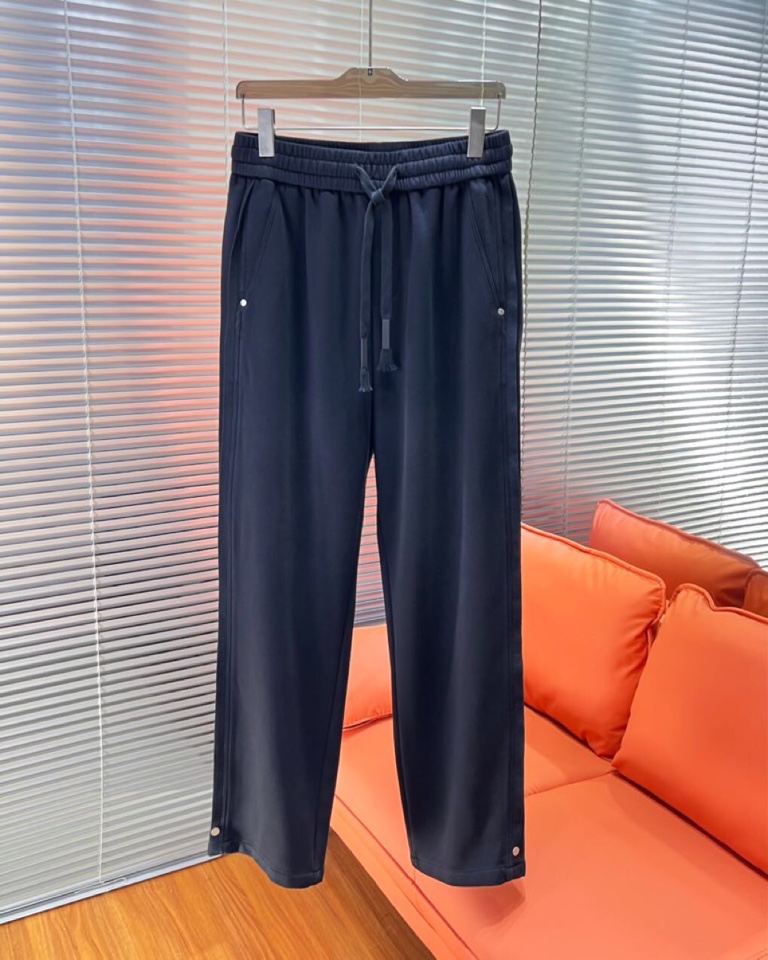 BALENCIAGA 巴黎世家2025秋冬新款休闲裤！官网同步发售。品牌经典LOGO休闲裤 ，定制面料，