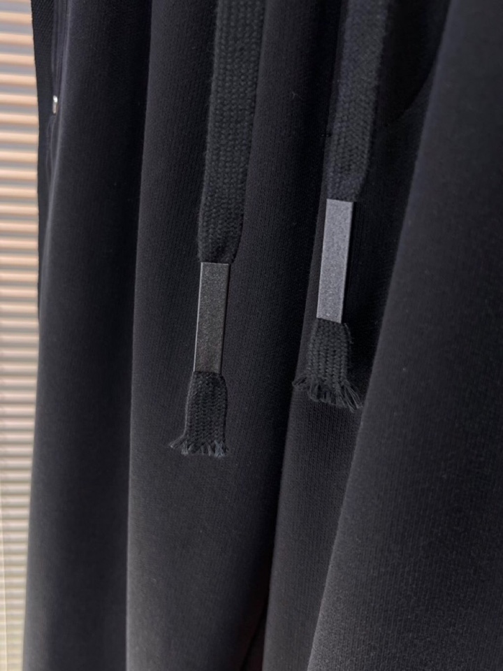 BALENCIAGA 巴黎世家2025秋冬新款休闲裤！官网同步发售。品牌经典LOGO休闲裤 ，定制面料，