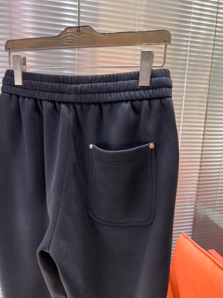BALENCIAGA 巴黎世家2025秋冬新款休闲裤！官网同步发售。品牌经典LOGO休闲裤 ，定制面料，