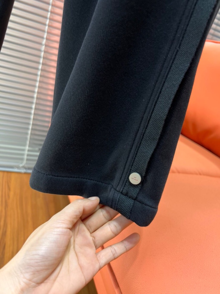 BALENCIAGA 巴黎世家2025秋冬新款休闲裤！官网同步发售。品牌经典LOGO休闲裤 ，定制面料，