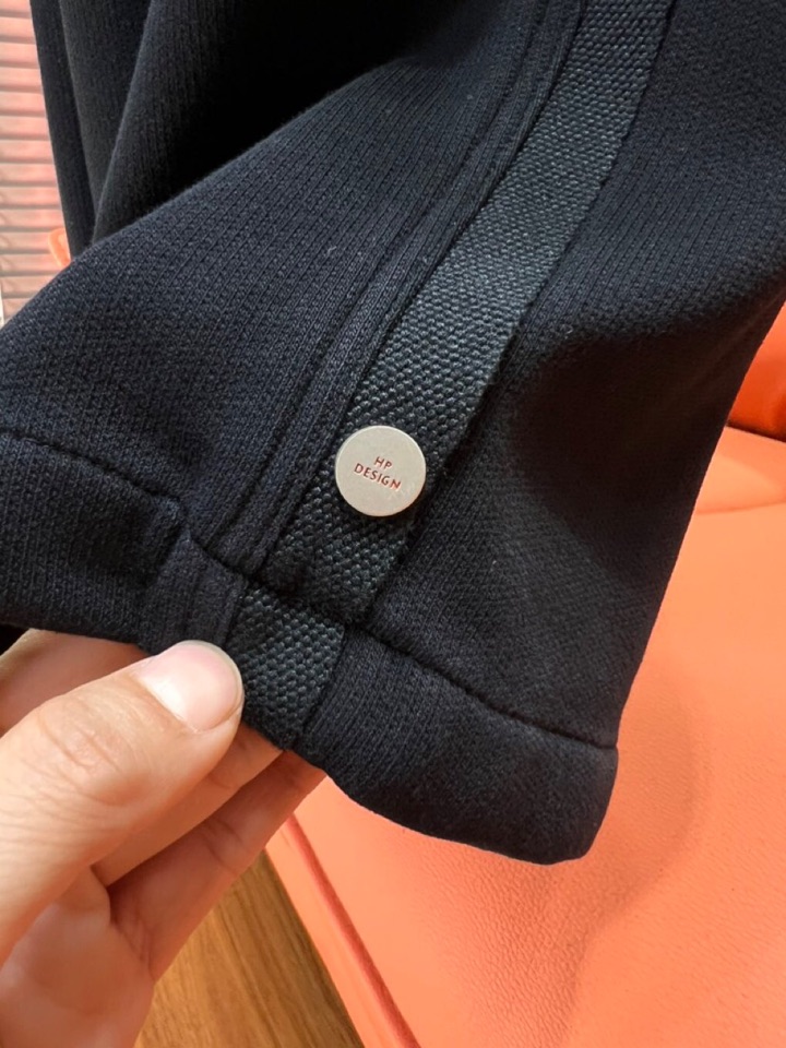 BALENCIAGA 巴黎世家2025秋冬新款休闲裤！官网同步发售。品牌经典LOGO休闲裤 ，定制面料，