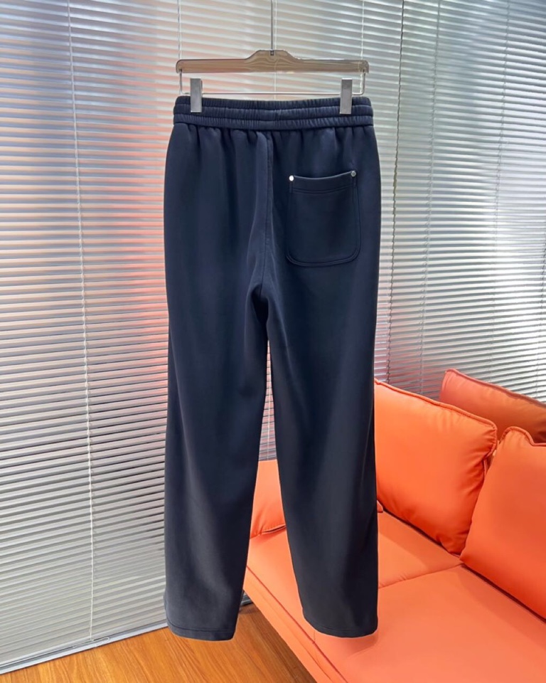 BALENCIAGA 巴黎世家2025秋冬新款休闲裤！官网同步发售。品牌经典LOGO休闲裤 ，定制面料，