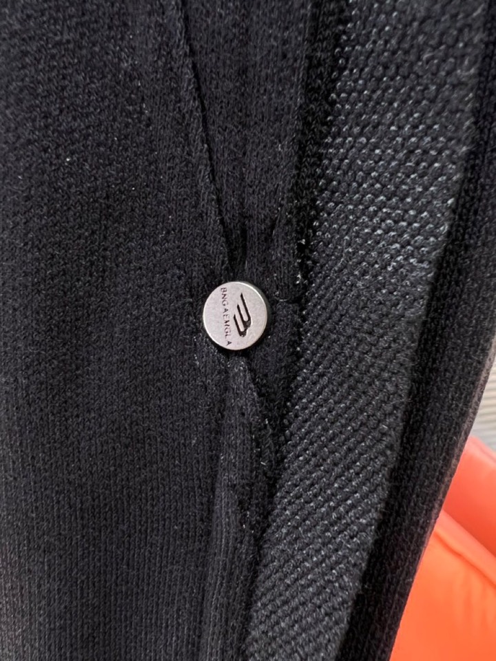 BALENCIAGA 巴黎世家2025秋冬新款休闲裤！官网同步发售。品牌经典LOGO休闲裤 ，定制面料，