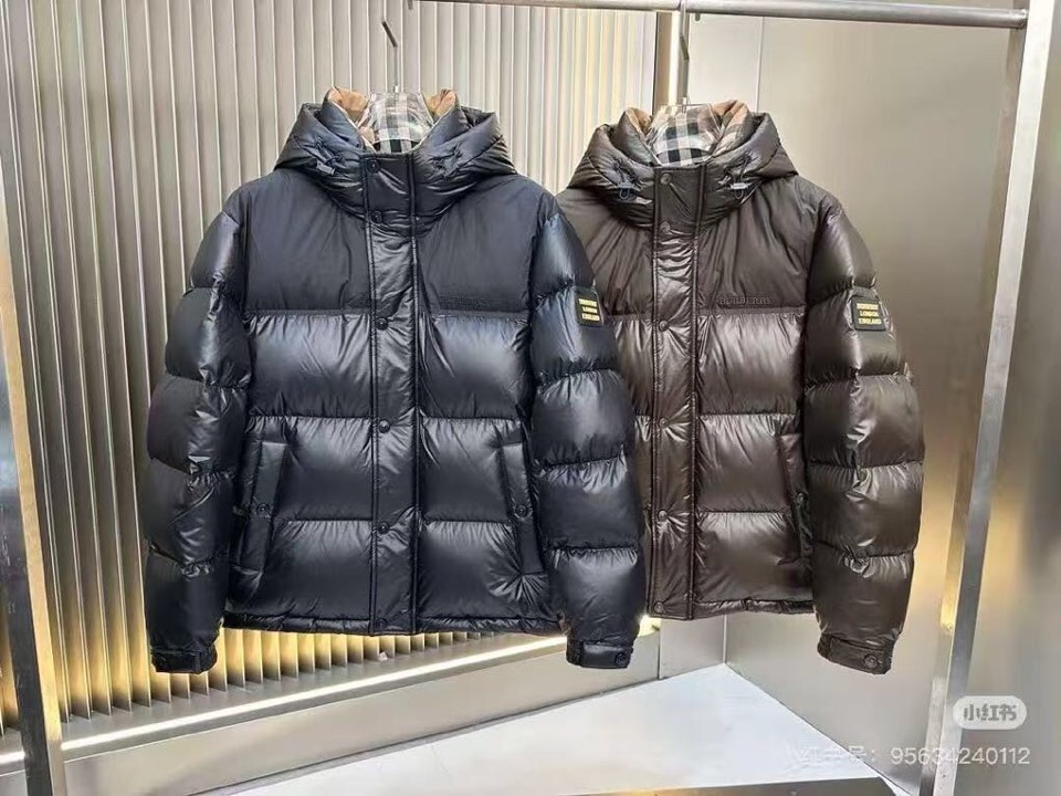 Burberry 巴宝莉品牌徽标嵌花设计，灵感源自1990 年代英伦文化。bbr最新款连帽bbr王牌新单