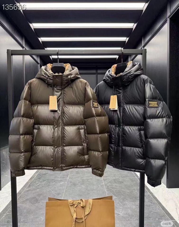 Burberry 巴宝莉品牌徽标嵌花设计，灵感源自1990 年代英伦文化。bbr最新款连帽bbr王牌新单