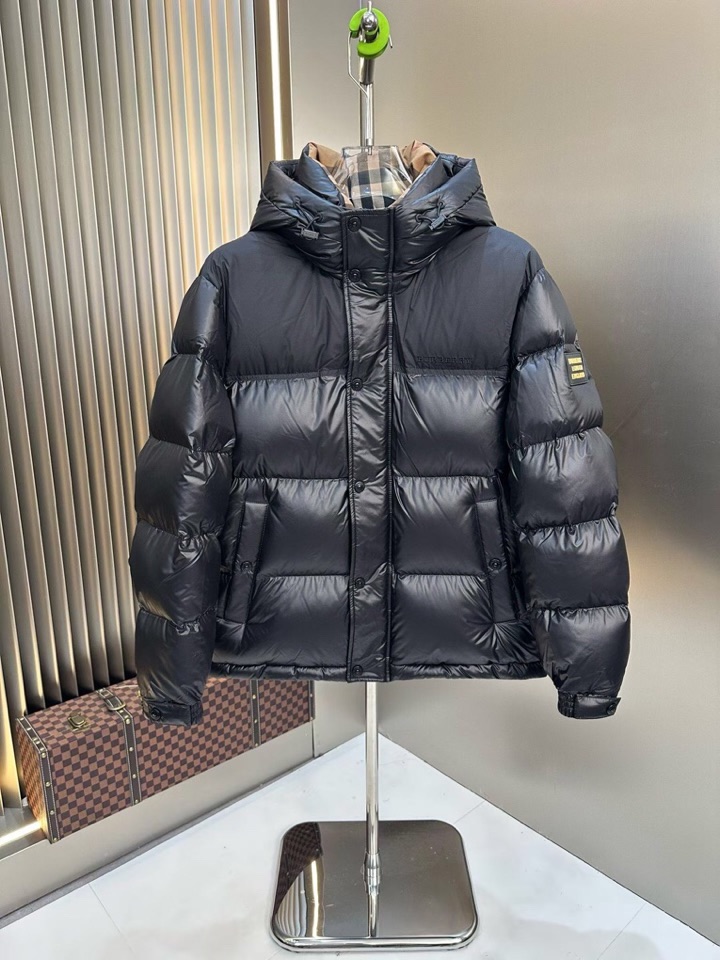 Burberry 巴宝莉品牌徽标嵌花设计，灵感源自1990 年代英伦文化。bbr最新款连帽bbr王牌新单