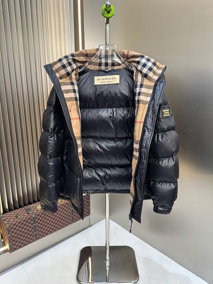 Burberry 巴宝莉品牌徽标嵌花设计，灵感源自1990 年代英伦文化。bbr最新款连帽bbr王牌新单