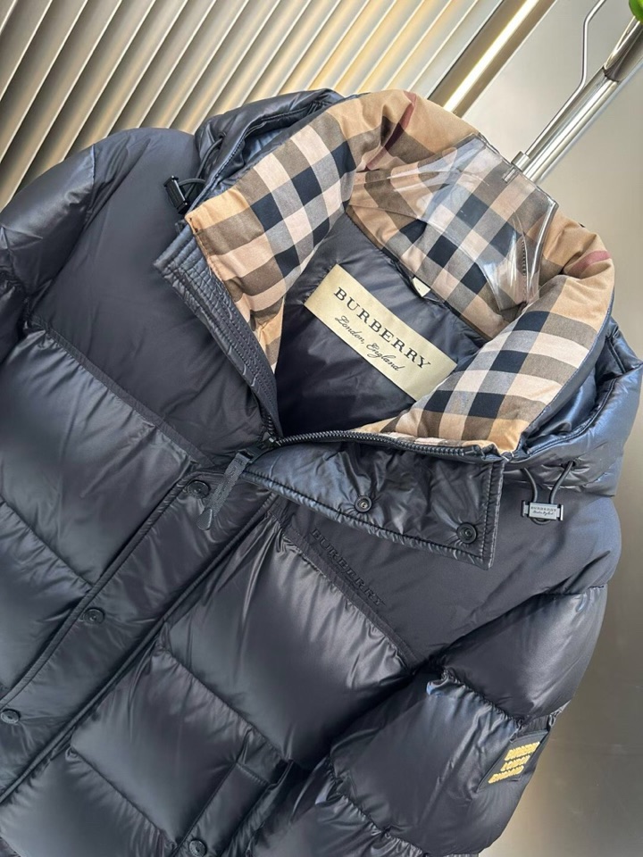 Burberry 巴宝莉品牌徽标嵌花设计，灵感源自1990 年代英伦文化。bbr最新款连帽bbr王牌新单