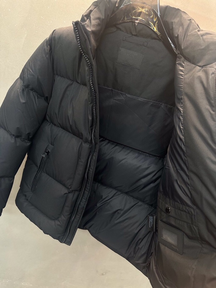 Prada 普拉达2520ss 秋冬经典红标立领羽绒服\n颜色:黑色\n码数：48.50.52.54.5