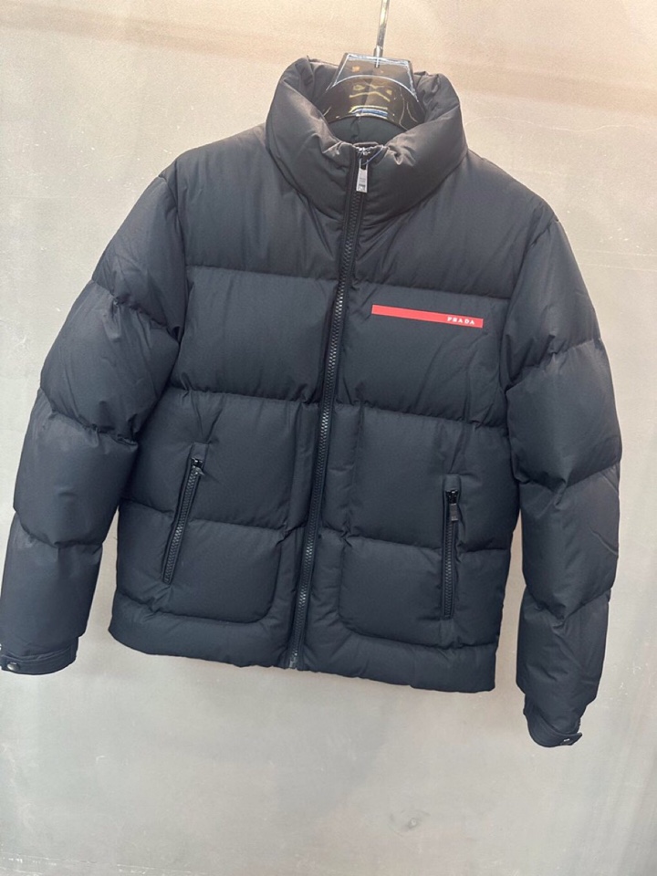Prada 普拉达2520ss 秋冬经典红标立领羽绒服\n颜色:黑色\n码数：48.50.52.54.5