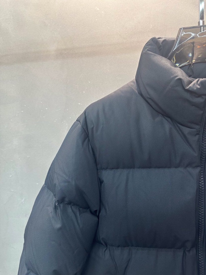 Prada 普拉达2520ss 秋冬经典红标立领羽绒服\n颜色:黑色\n码数：48.50.52.54.5