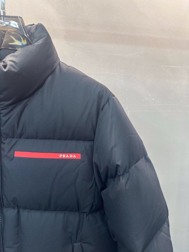 Prada 普拉达2520ss 秋冬经典红标立领羽绒服\n颜色:黑色\n码数：48.50.52.54.5