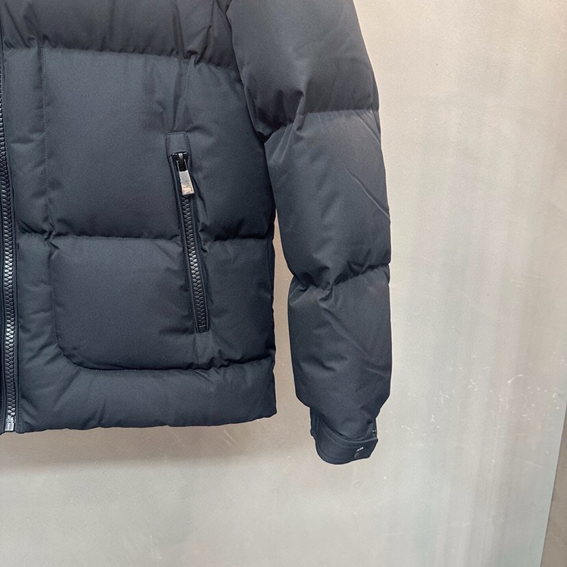 Prada 普拉达2520ss 秋冬经典红标立领羽绒服\n颜色:黑色\n码数：48.50.52.54.5