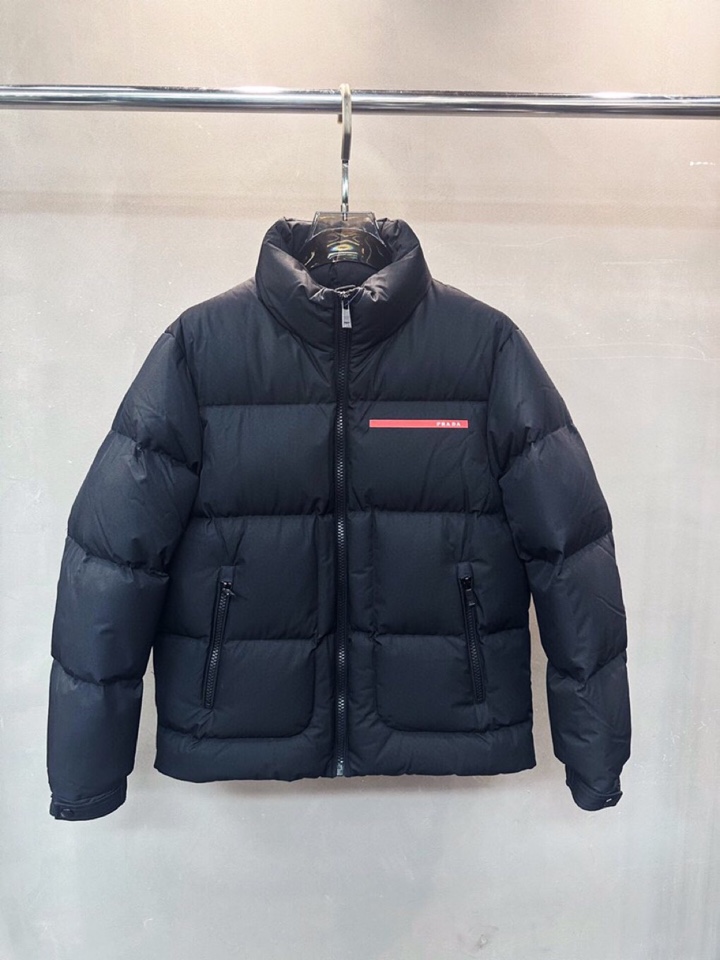 Prada 普拉达2520ss 秋冬经典红标立领羽绒服\n颜色:黑色\n码数：48.50.52.54.5