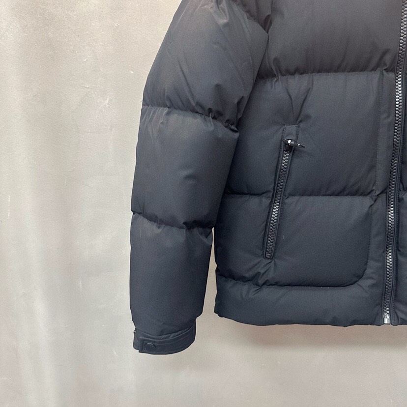 Prada 普拉达2520ss 秋冬经典红标立领羽绒服\n颜色:黑色\n码数：48.50.52.54.5