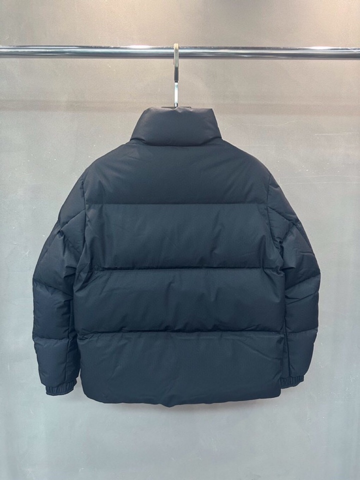 Prada 普拉达2520ss 秋冬经典红标立领羽绒服\n颜色:黑色\n码数：48.50.52.54.5