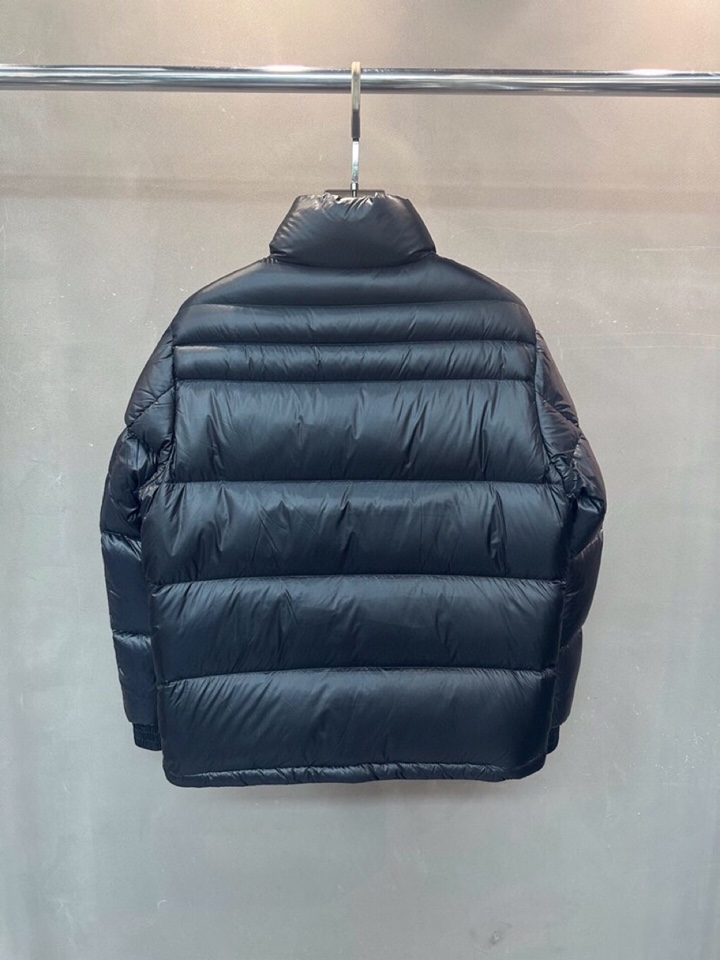 Prada 普拉达\n2025ss秋冬金属三角标立领羽绒服\n颜色:黑\n码数：48 50 52 54 