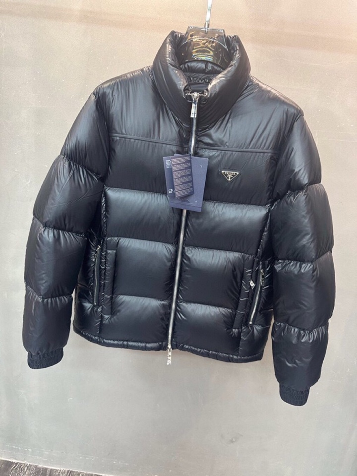 Prada 普拉达\n2025ss秋冬金属三角标立领羽绒服\n颜色:黑\n码数：48 50 52 54 