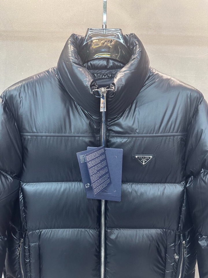Prada 普拉达\n2025ss秋冬金属三角标立领羽绒服\n颜色:黑\n码数：48 50 52 54 
