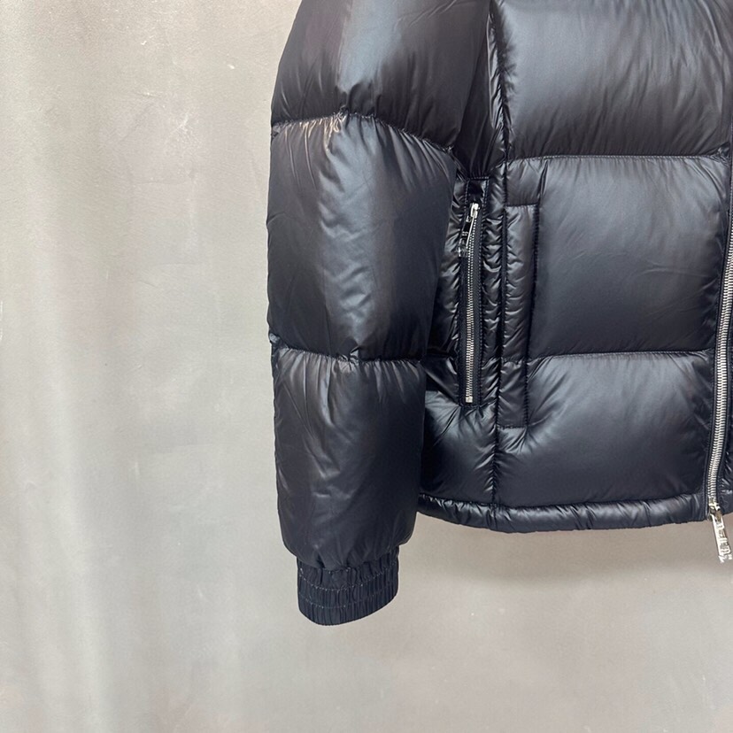 Prada 普拉达\n2025ss秋冬金属三角标立领羽绒服\n颜色:黑\n码数：48 50 52 54 